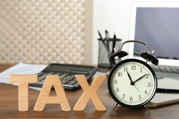 Word Tax Készült Betűk Ébresztőóra Asztalon — Stock Fotó