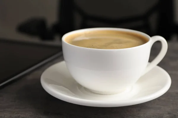 Tasse Americano Auf Grauem Tisch Büro Nahaufnahme Kaffeepause — Stockfoto