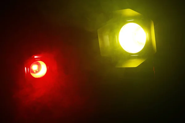 Projecteurs Colorés Lumineux Fumée Dans Obscurité Équipement Scène Professionnel — Photo