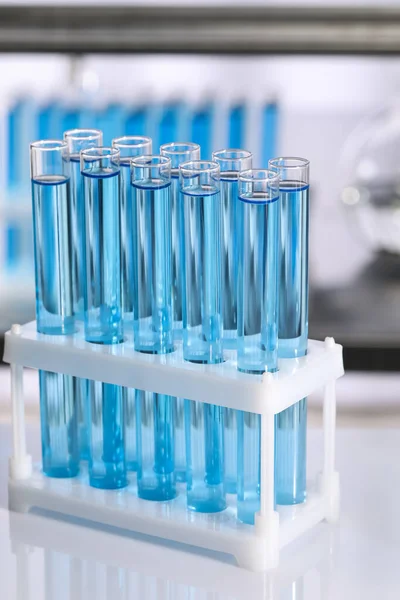 Laboratóriumi Tesztcsövek Reagensekkel Asztalon — Stock Fotó
