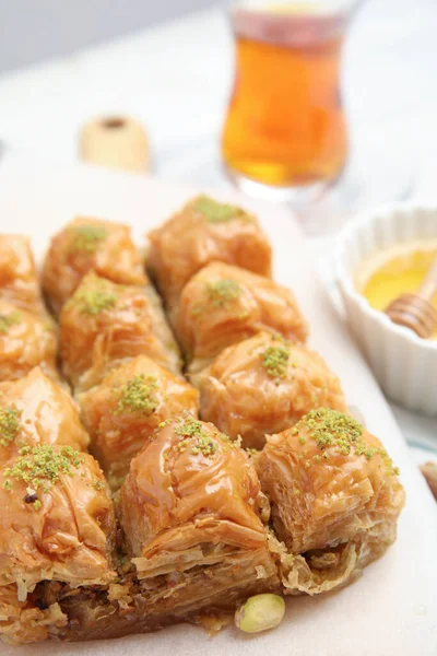 Delicioso Baklava Doce Com Pistácios Pergaminho Close — Fotografia de Stock