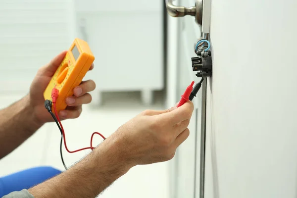 Electricista Profesional Con Probador Comprobando Voltaje Del Interruptor Luz Interiores —  Fotos de Stock