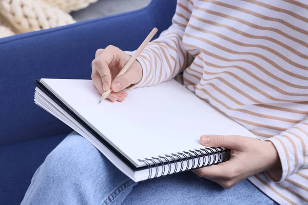 Junge Frau Zeichnet Skizzenbuch Auf Sofa Nahaufnahme — Stockfoto