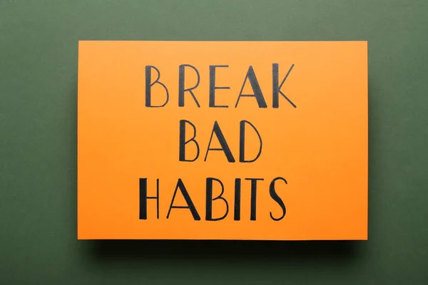 Folha Papel Laranja Com Frase Break Bad Habits Fundo Verde — Fotografia de Stock