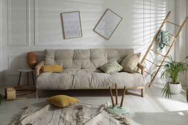 Depremden sonra dağınık oturma odasına bak