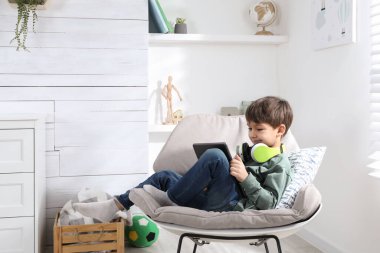 Modern tabletli şirin çocuk evde online çalışıyor, mesaj için yer var. E-öğrenme