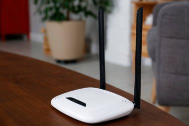 Modern Wi-Fi yönlendirici ahşap masa içinde. Metin için boşluk
