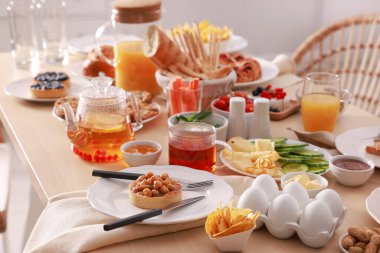 Masada farklı yemekler olan tabaklar. Lüks brunch.