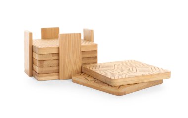 Beyaz arka planda şık ahşap bardak altlığı seti