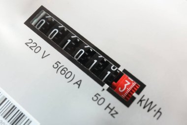 Elektrik sayacının yakın görüntüsü. Ölçüm aygıtı