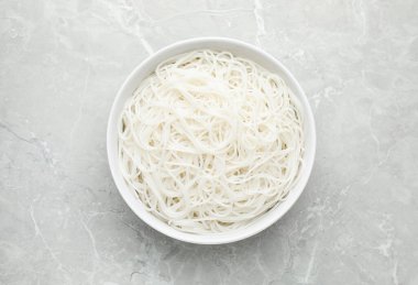 Hafif mermer masada pilavlı erişte kasesi, üst manzara.