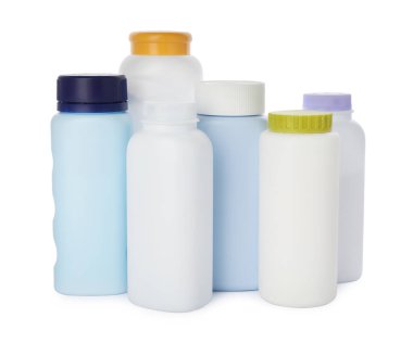 Beyaz arka planda toz tozu şişeleri, tasarım için yer. Bebek kozmetik ürünü