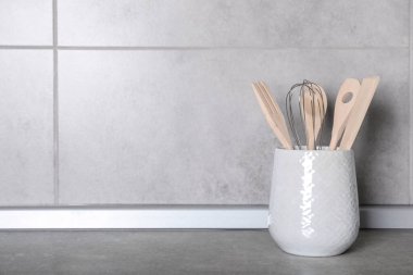 Mutfak aletleri gri masada duruyor. Metin için boşluk