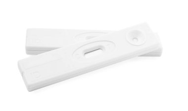 Beyaz arka planda hepatit için tek kullanımlık iki test.