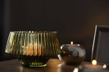 İçerideki ahşap masada yanan mumu olan şık bir fener. Metin için boşluk