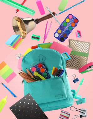 Turkuaz sırt çantası, okul zili ve pembe arka planda uçuşan farklı kırtasiye malzemeleri.