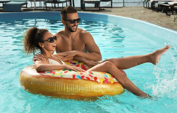 Pareja Feliz Con Anillo Inflable Piscina Aire Libre Día Soleado — Foto de Stock