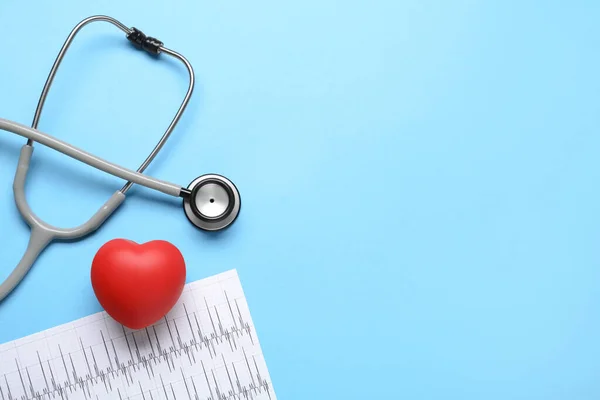 Estetoscopio Cardiograma Corazón Decorativo Rojo Sobre Fondo Azul Claro Plano — Foto de Stock