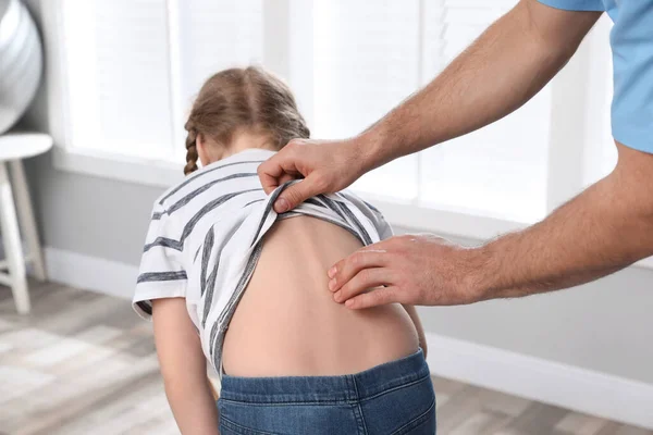 Ortopéd Orvos Vizsgálja Gyerek Hátát Klinikán Közelről Scoliosis Kezelése — Stock Fotó