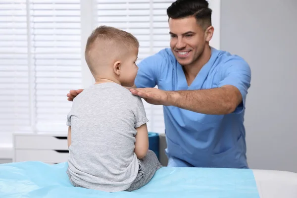 Ортопед Вивчає Дитину Клініці Лікування Сколіозу — стокове фото