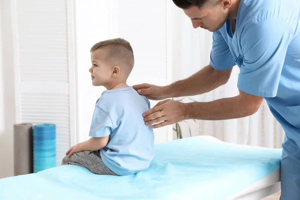 Ortopedista Examinando Espalda Del Niño Clínica Tratamiento Escoliosis — Foto de Stock