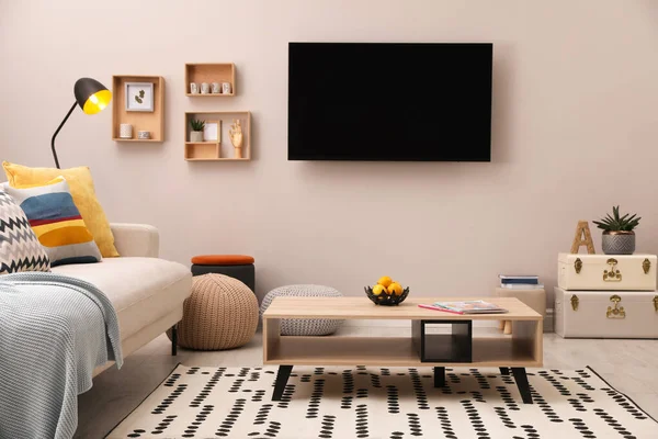 Moderner Fernseher Bequemes Sofa Und Dekorelemente Wohnzimmer — Stockfoto