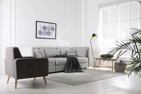 快適なグレーのソファとアームチェア付きの居心地の良いリビングルームのインテリア — ストック写真