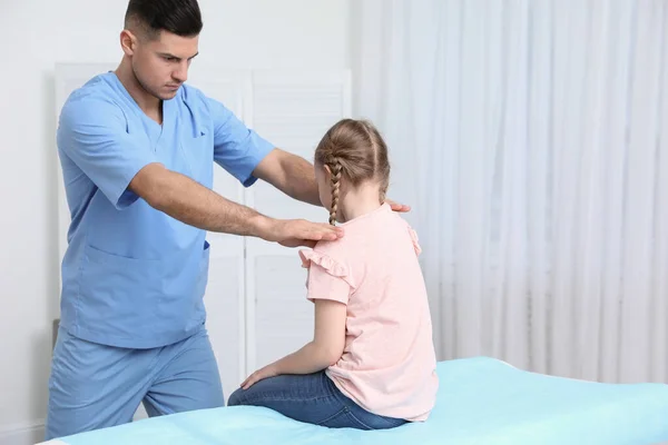 Ortopedista Examinando Niño Clínica Tratamiento Escoliosis — Foto de Stock