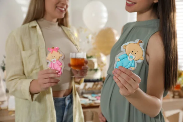快乐的孕妇和她的朋友在婴儿淋浴派对上带着美味的饼干 特写镜头 — 图库照片