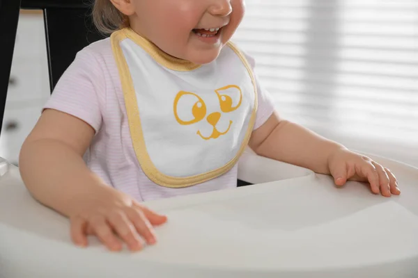 Evdeki Sandalyede Önlük Giymiş Şirin Bir Bebek Yakın Plan — Stok fotoğraf