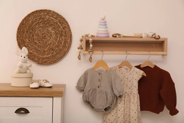 Mobilyaları Kıyafetleri Aksesuarları Olan Bebek Odası — Stok fotoğraf