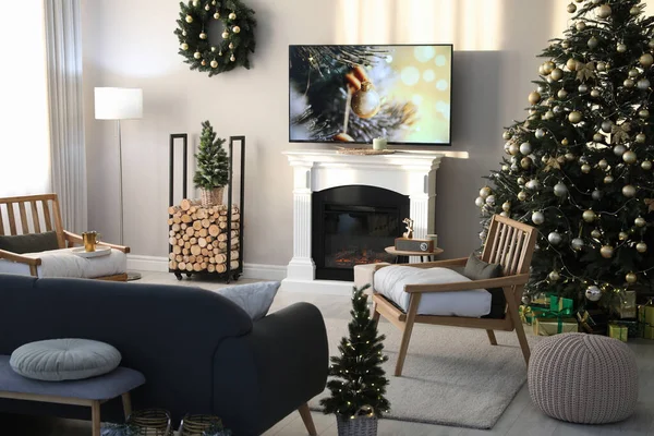 Moderní Televizor Světlé Stěně Místnosti Zdobené Vánocům — Stock fotografie