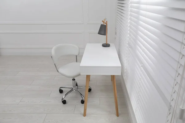 Local Trabalho Elegante Com Mesa Branca Cadeira Confortável Perto Janela — Fotografia de Stock