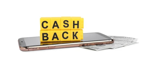 白い背景に単語キャッシュバック お金とスマートフォンと黄色のキューブ — ストック写真