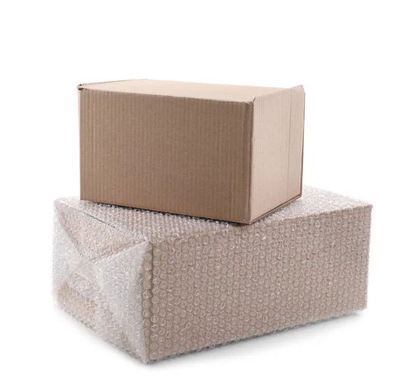 Картонна Коробка Упакована Бульбашкову Обгортку Звичайна Білому Тлі — стокове фото