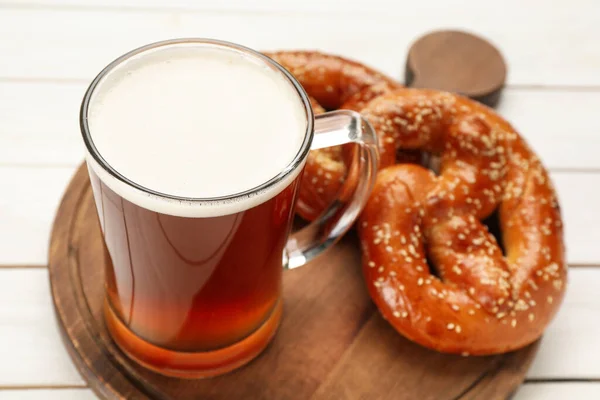 Becher Bier Mit Leckeren Frisch Gebackenen Brezeln Auf Weißem Tisch — Stockfoto