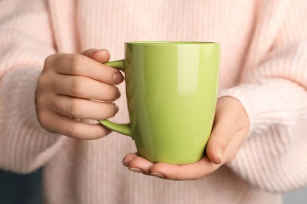 Mulher Segurando Caneca Bebida Quente Close Pausa Para Café — Fotografia de Stock