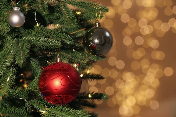 Hermosas Bolas Colgando Árbol Navidad Contra Las Luces Borrosas Festivas —  Fotos de Stock