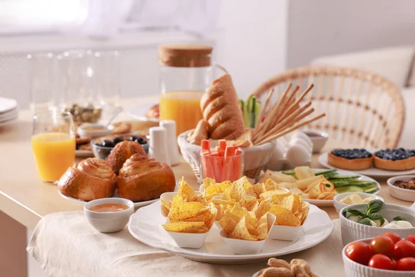 Platos Con Diferentes Alimentos Mesa Habitación Almuerzo Lujo — Foto de Stock