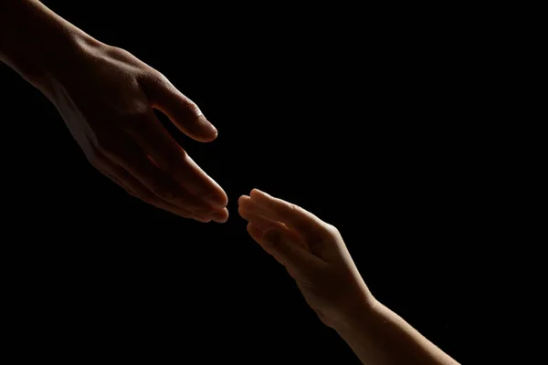 Mulher Com Criança Fundo Preto Close Mãos — Fotografia de Stock