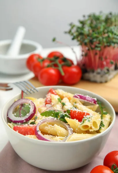 Cuenco Deliciosa Pasta Con Tomates Cebolla Queso Mesa Primer Plano — Foto de Stock