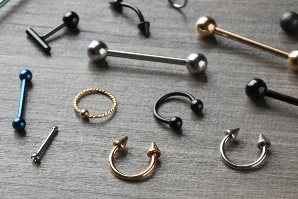 Ahşap masaya piercing takmak için şık mücevherler.