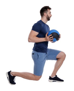 Spor yapan sporcu, beyaza izole edilmiş ilaç topuyla egzersiz yapıyor.