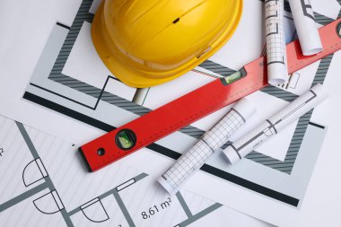 İnşaat çizimleri, güvenlik şapkası ve baloncuk düzeyi ev planı, düz konum