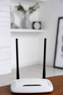 Modern Wi-Fi yönlendirici ahşap masa içinde