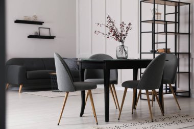 Yeni şık mobilyalarla dolu güzel bir yemek odası.
