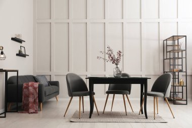 Yeni şık mobilyalarla dolu güzel bir yemek odası.