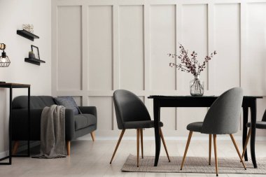 Yeni şık mobilyalarla dolu güzel bir yemek odası.