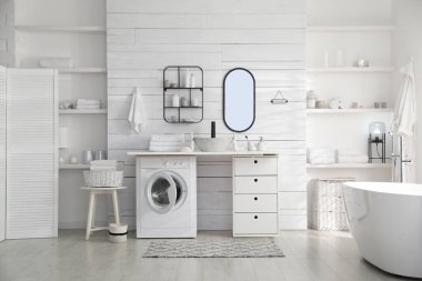 Modern çamaşır makinesiyle banyo iç dekorasyonu.