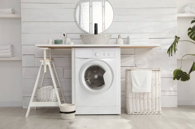 Modern çamaşır makinesiyle banyo iç dekorasyonu.